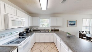 Condo, 2 phòng ngủ | Bếp riêng | Tủ lạnh, lò nướng, dụng cụ pha cà phê/trà, lò nướng bánh mì 