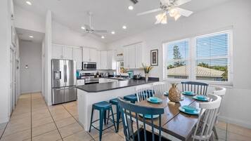 House, 4 Bedrooms | Private kitchen