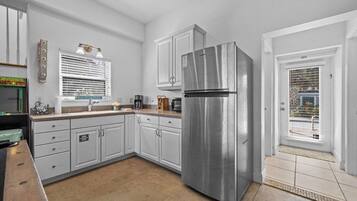 House, 4 Bedrooms | Private kitchen