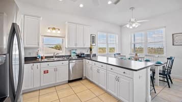 House, 4 Bedrooms | Private kitchen