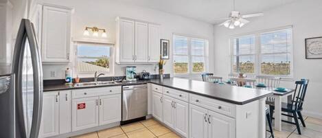 House, 4 Bedrooms | Private kitchen