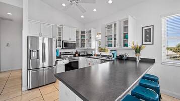 House, 4 Bedrooms | Private kitchen