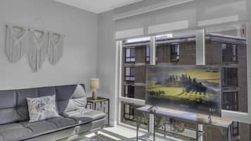 Apartemen, 2 kamar tidur | Area keluarga | Smart TV dan layanan streaming