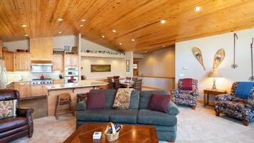 House, 4 Bedrooms | Living area | Smart TV