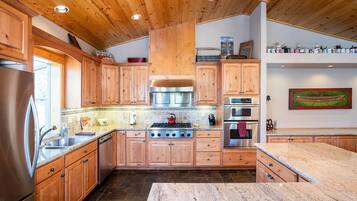 House, 4 Bedrooms | Private kitchen | Fridge, oven, coffee/tea maker, electric kettle