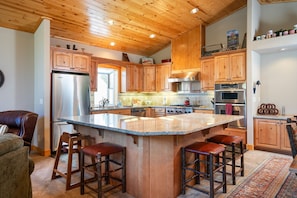 House, 4 Bedrooms | Private kitchen