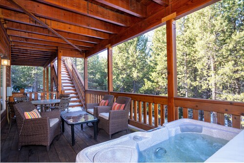 Hillside Mountain Creek Haven 4 Bedroom Home