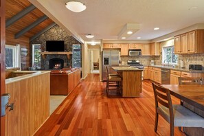 House, 4 Bedrooms | Private kitchen | Fridge, oven, coffee/tea maker, toaster