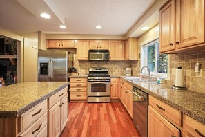 House, 4 Bedrooms | Private kitchen | Fridge, oven, coffee/tea maker, toaster