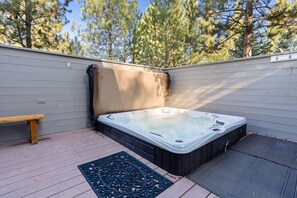 House, 4 Bedrooms | Outdoor spa tub