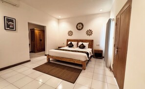 セーフティボックス (室内)、デスク、ノートパソコン用作業スペース、遮光カーテン