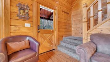 Cabin, 5 Bedrooms | Interior