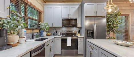 Cabaña, 4 habitaciones | Cocina privada | Refrigerador, horno, parrilla de estufa y cafetera y tetera