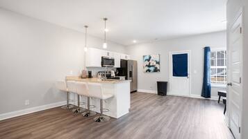 House | 3 bedrooms, desk