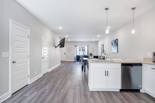 House | 3 bedrooms, desk