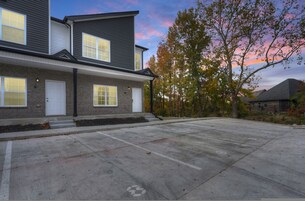 House | 3 bedrooms, desk