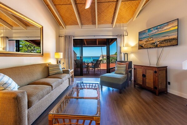 Condo, 2 chambres | Aire de séjour | Téléviseur connecté