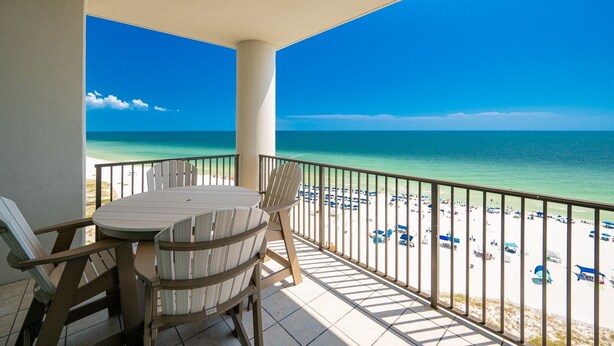Ein Balkon mit Blick auf den Strand und den Ozean.