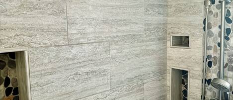 Regadera, secadora de cabello, toallas, shampoo