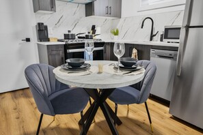 Fridge, microwave, oven, stovetop - Elegant|Spacious|King Bed|Fireplace|Ravine View (Edmonton)