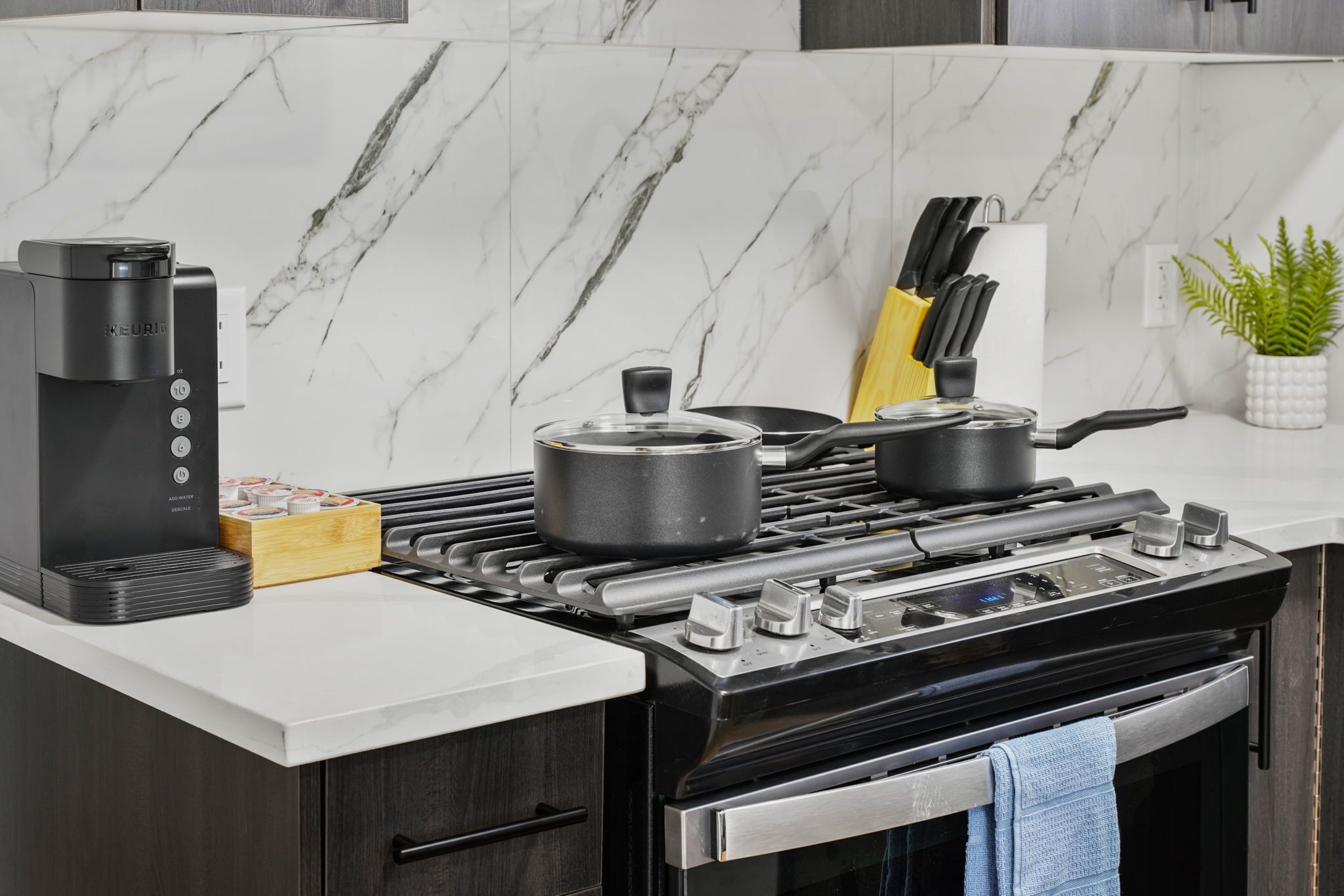 Réfrigérateur, four à micro-ondes, un four, surface de cuisson