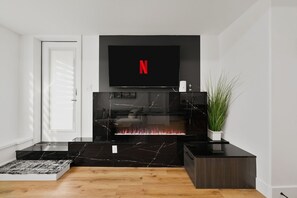 Interior - Elegant|Spacious|King Bed|Fireplace|Ravine View (Edmonton)