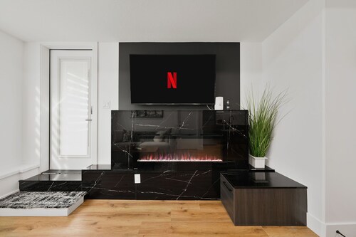 Elegant|Spacious|King Bed|Fireplace|Ravine View