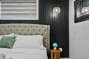 1 bedroom, iron/ironing board, free WiFi, bed sheets - Elegant|Spacious|King Bed|Fireplace|Ravine View (Edmonton)