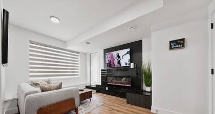 Elegant|Spacious|King Bed|Fireplace|Ravine View