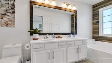 House, 6 Bedrooms | Bathroom | Towels