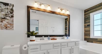 Modern 6br Haven W/ Playroom, Gym & Deck! 6 Bedroom Home