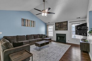 House, 6 Bedrooms | Living area