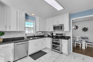 House, 6 Bedrooms | Private kitchen | Fridge, oven, coffee/tea maker, toaster