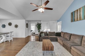 House, 6 Bedrooms | Living area