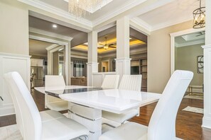 House, 6 Bedrooms | Dining