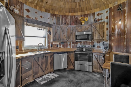 Fridge, microwave, oven, stovetop. Cozy cabin in charming Pineville with hot tub, 180" movie screen, WiFi, AC