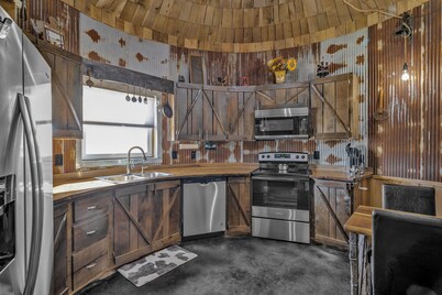 Cozy cabin in charming Pineville with hot tub, 180" movie screen, WiFi, AC