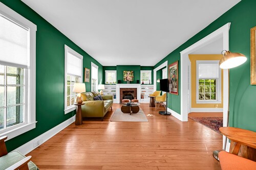 Charming 3-bedroom house with WiFi, AC in marvelous Hudson Valley.