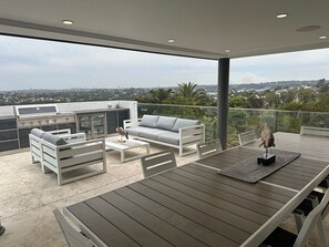 Outdoor dining - After Twelve Somewhere - A Luxury Northern Beaches Escape (North Curl Curl)