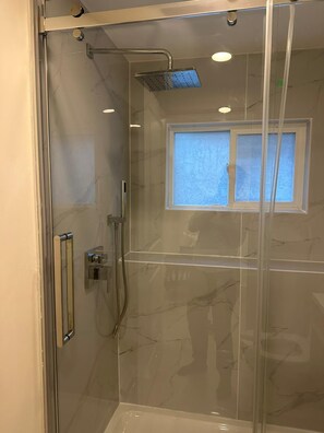 Séchoir à cheveux, serviettes fournies, savon, shampooing