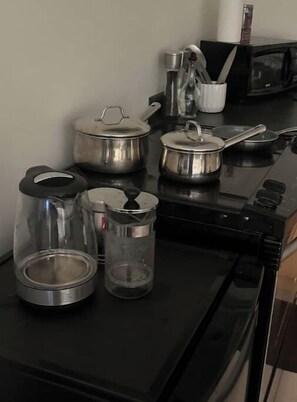 Microondas, horno, parrilla de estufa y toallas de papel 