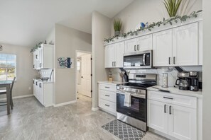 Een koelkast, een microgolfoven, een oven, een kookplaat