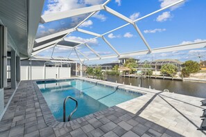 Een verwarmd zwembad