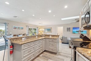 Geladeira, micro-ondas, fogão, cooktop