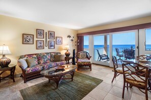 Living area - Sea Village 4-206 (Kailua-Kona)