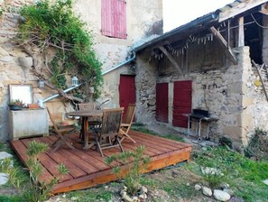 Outdoor dining - Gîte behind my house. Pets allowed. 2 minutes from a riding school. (Jaillans)