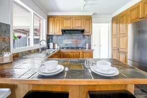 Kjøleskap, mikrobølgeovn, ovn og kokeplater