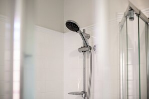 Shower, towels, soap, toilet paper - Spacious | Pet Friendly | Ping Pong Table | Near Beach (Ocean Grove)