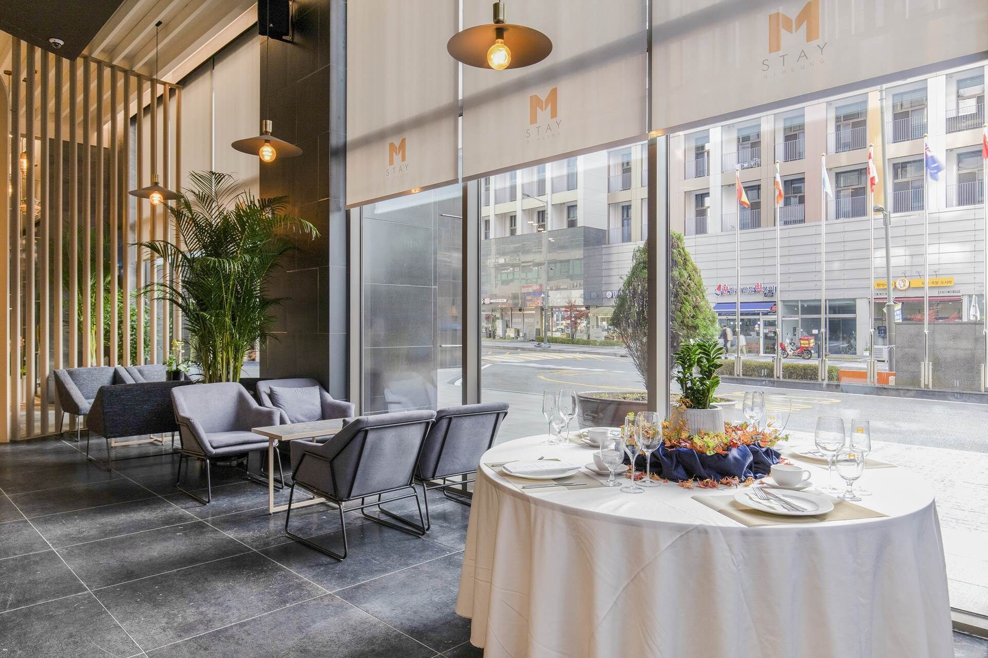 Lobby lounge