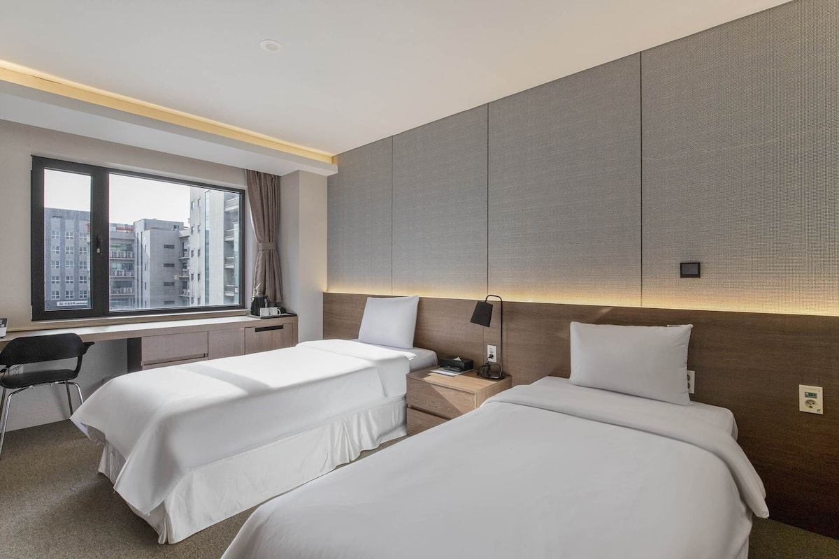 Deluxe Twin Room, City View | Desk, laptop workspace, free WiFi